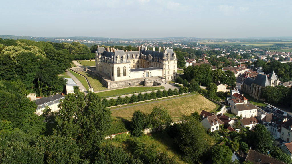 04 Vue aérienne du château surplombant la ville d'Ecouen (c) PWP Château Ecouen