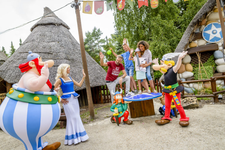 1 - Plongez dans l’univers de la BD au Parc Astérix et rencontrez Astérix, Obélix et leurs amis gaulois. Personnages ©Sylvain Cambon