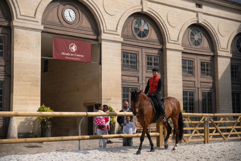 5- Démonstration de dressage par les cavalière du la Compagnie équestre du Château de Chantilly © 5 mars