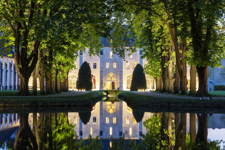 5 - Façade de nuit : bâtiment des moines de l'abbaye de Royaumont - (c)Olivier Ouadah