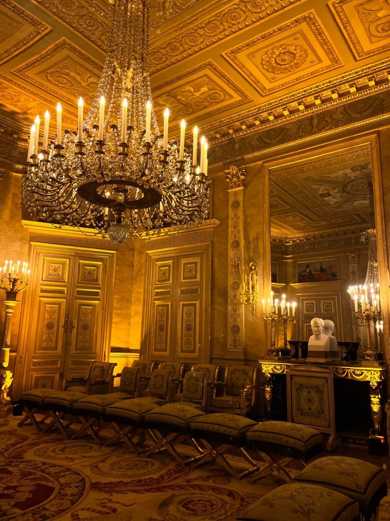 Château de Compiègne belles lumières visiter à la lampe-torche les appartements historiques les appartements double de Prince et du Roi de Rome, ainsi que le Musée national de la voiture
