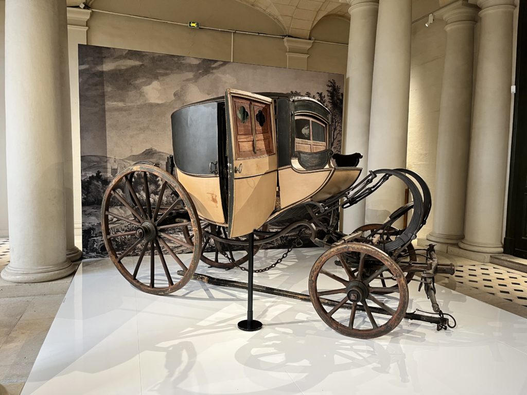 © Château de Compiègne : DR Venez découvrir jusqu’ au 31 mars la Bastardelle, une rare voiture de voyage du début du XIXe siècle, entièrement restaurée après son acquisition par le Musée national de la voiture en 2021. Cette voiture exceptionnelle a appartenu à François-Raymond Chastel, marchand de soieries imprimées à Lyon sous le Premier Empire. Sa restauration a permis de redécouvrir le décor peint, notamment du train et des roues, et de préserver l’intérieur textile ancien, dont l’état était très critique.