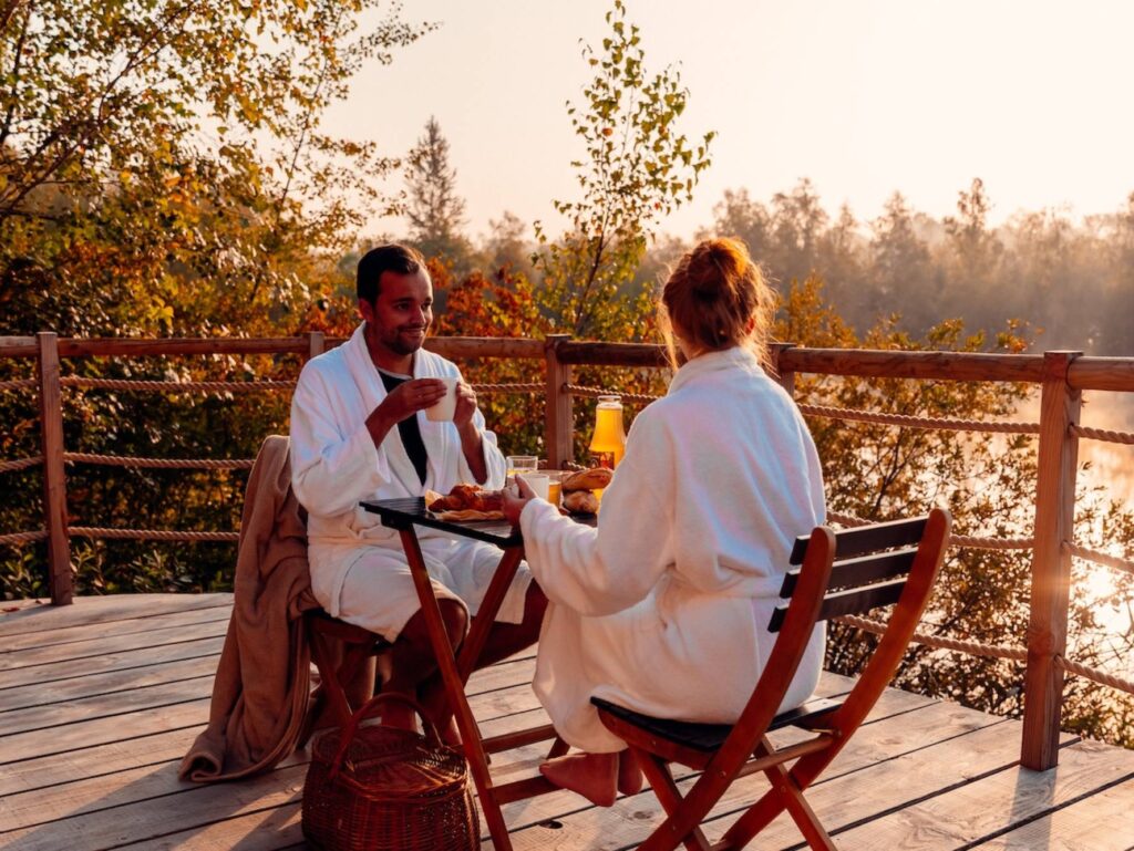 Petit déjeuner en terrasse au lever du soleil